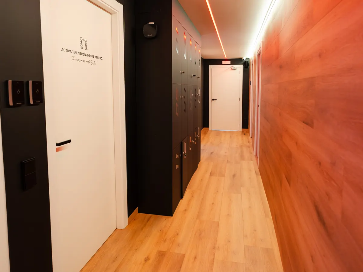 Pasillo de cabinas — BiohackPro Andorra